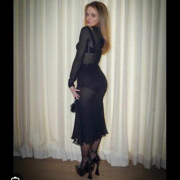 Naked Wolfe - Picture 2 of 6